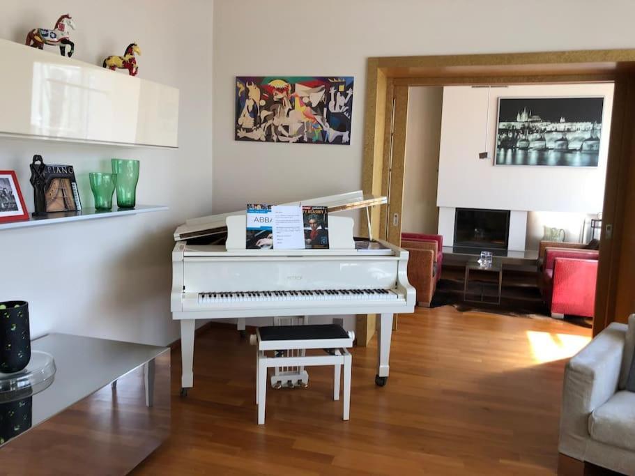 Villa Huge Luxury Villa, 6 Beds And Baths, Terraces, Double Garage Praga
