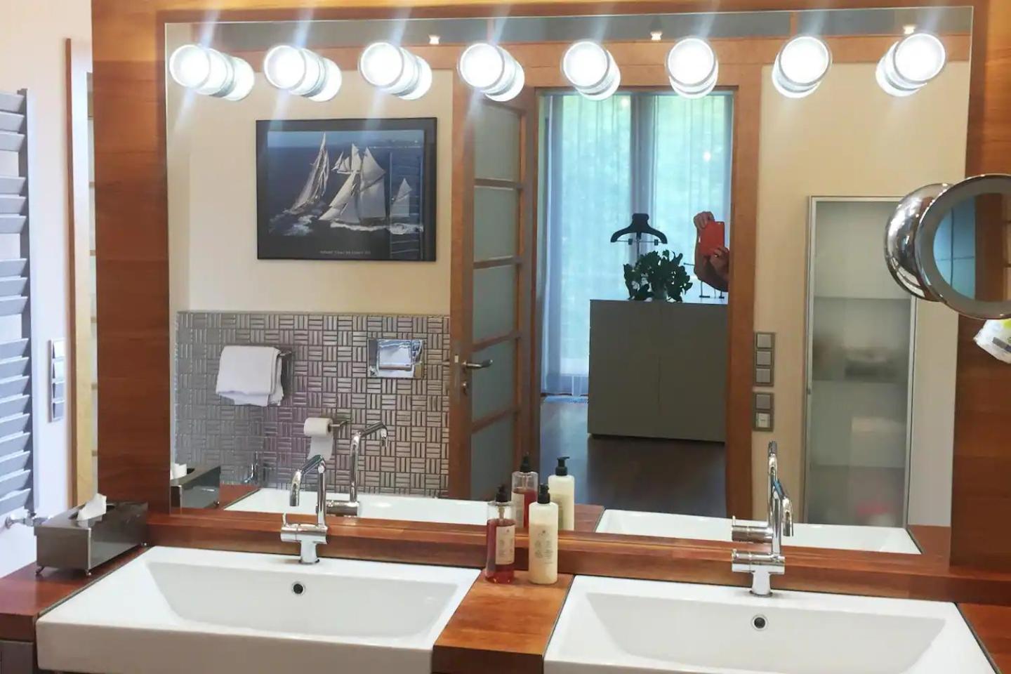 Villa Huge Luxury Villa, 6 Beds And Baths, Terraces, Double Garage