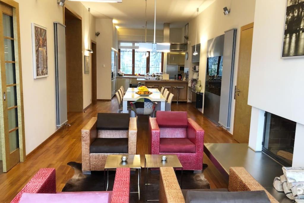 Huge Luxury Villa, 6 Beds And Baths, Terraces, Double Garage Villa Praga