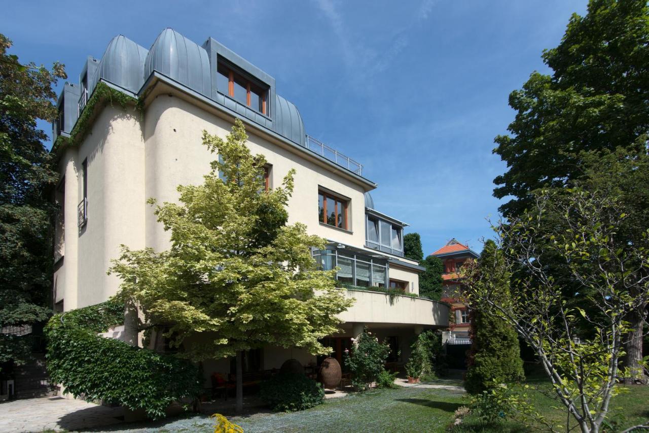 Huge Luxury Villa, 6 Beds And Baths, Terraces, Double Garage Villa