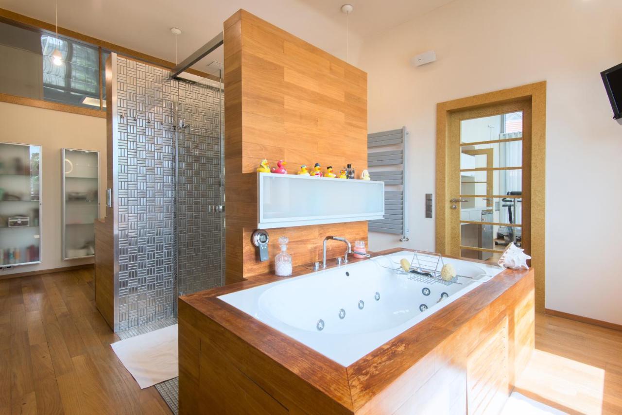 Villa Huge Luxury Villa, 6 Beds And Baths, Terraces, Double Garage Praga