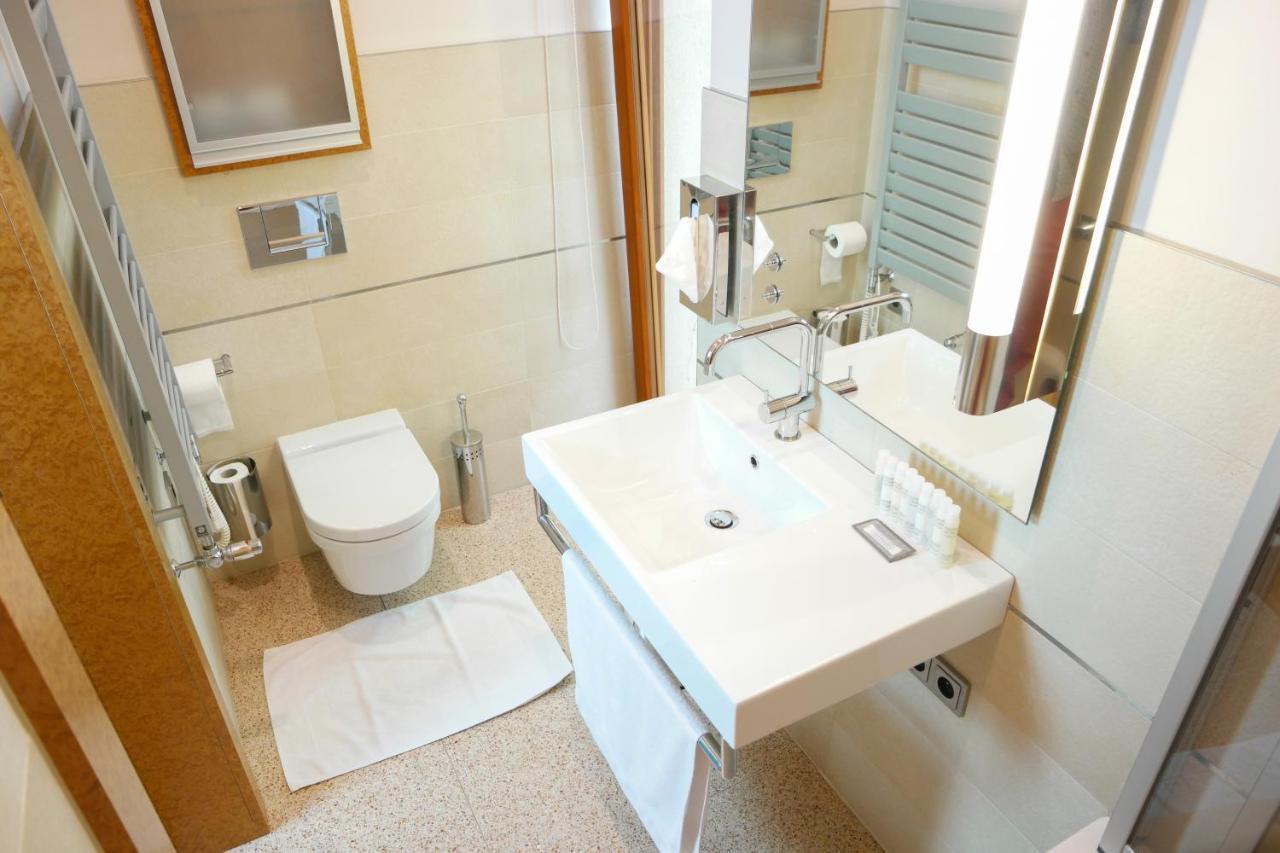 Villa Huge Luxury Villa, 6 Beds And Baths, Terraces, Double Garage *