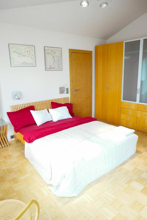 Huge Luxury Villa, 6 Beds And Baths, Terraces, Double Garage Praga