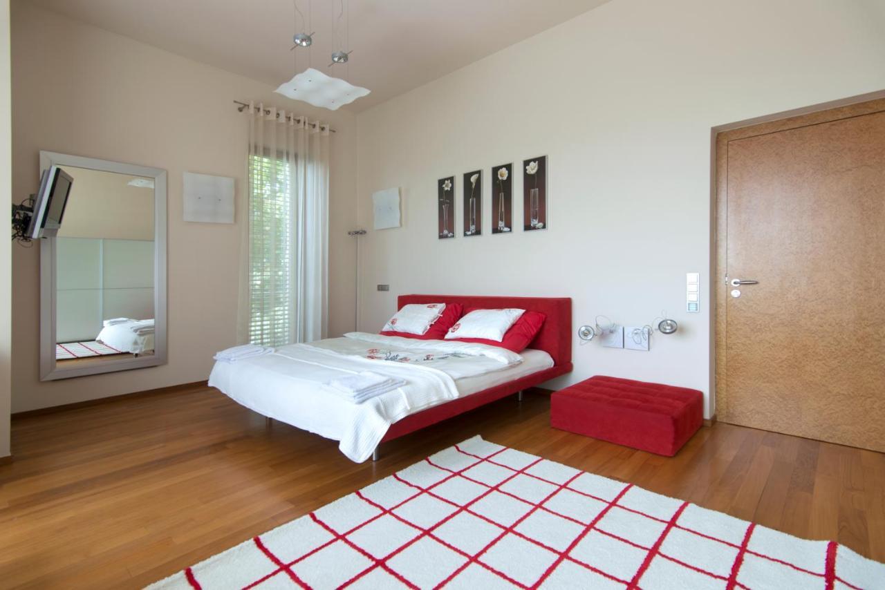 Huge Luxury Villa, 6 Beds And Baths, Terraces, Double Garage Praga