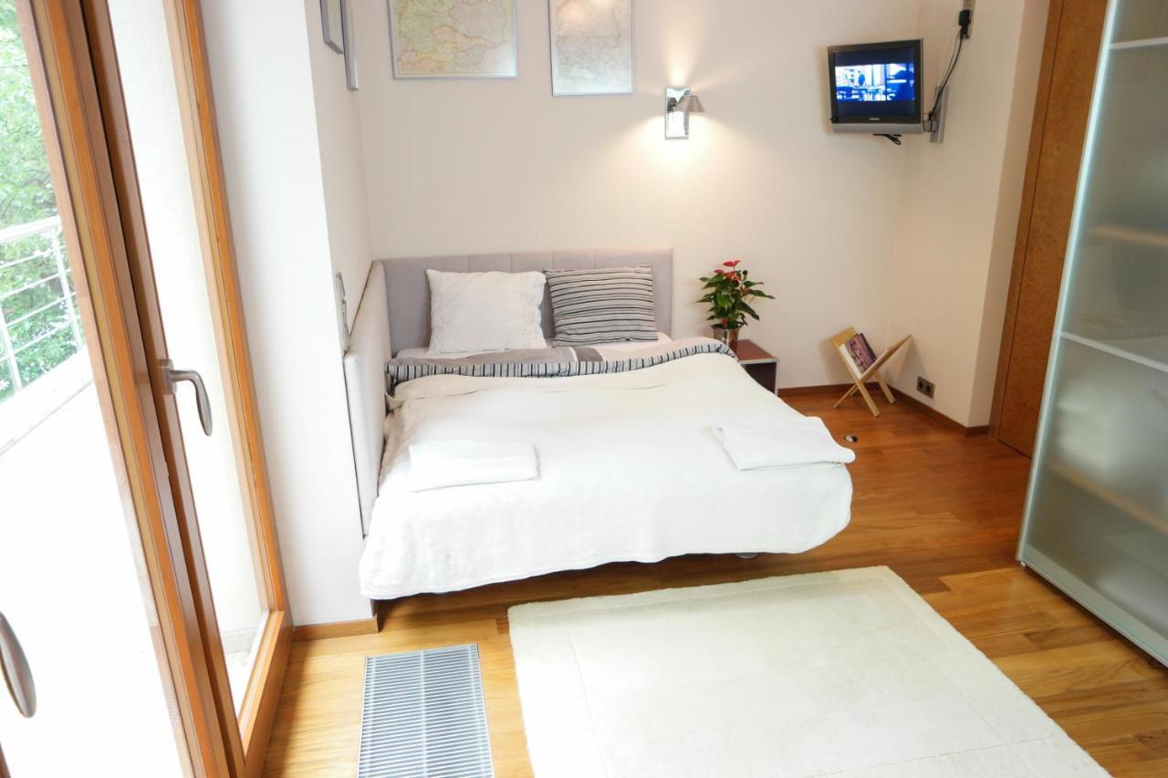 Huge Luxury Villa, 6 Beds And Baths, Terraces, Double Garage *