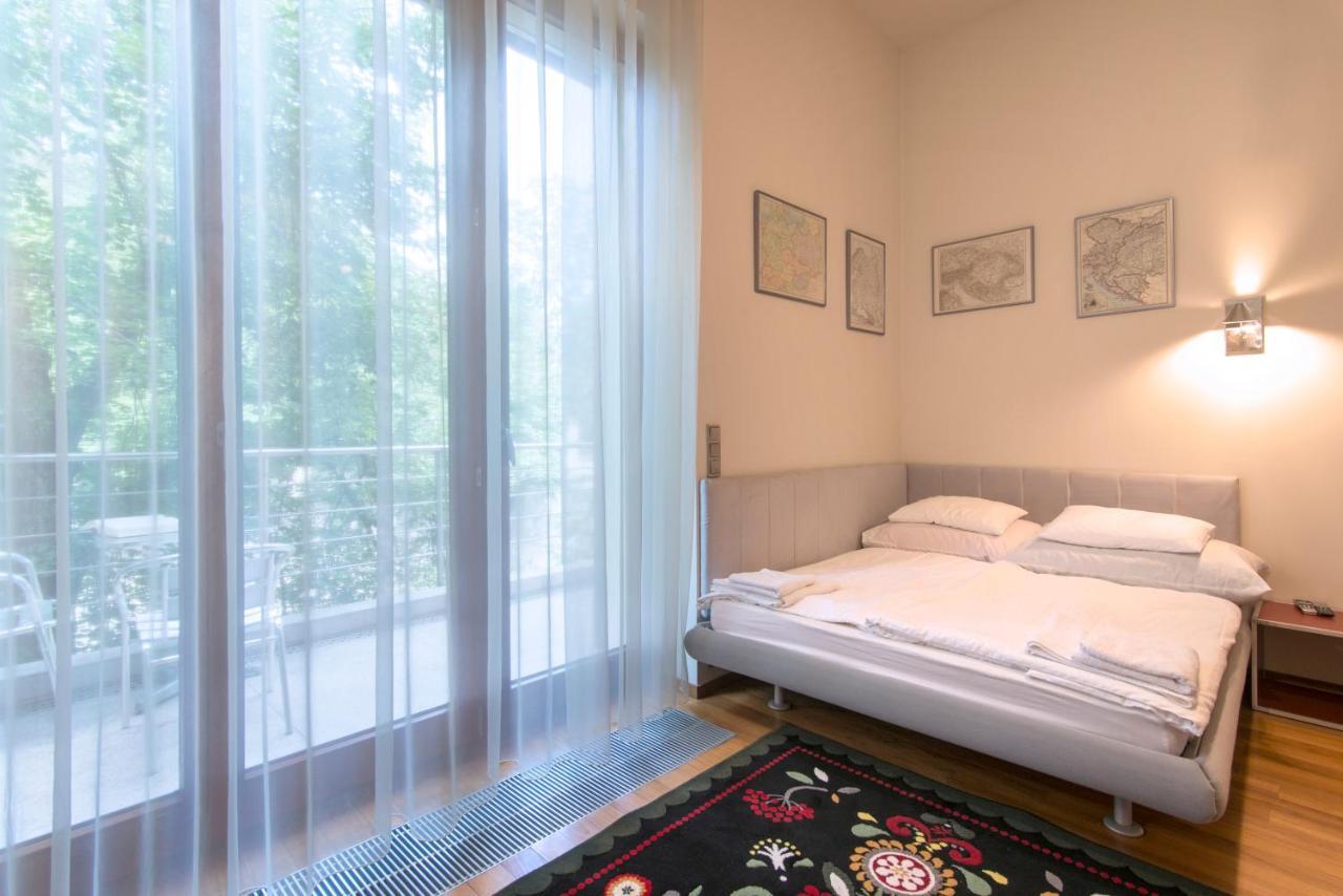 Huge Luxury Villa, 6 Beds And Baths, Terraces, Double Garage Praga