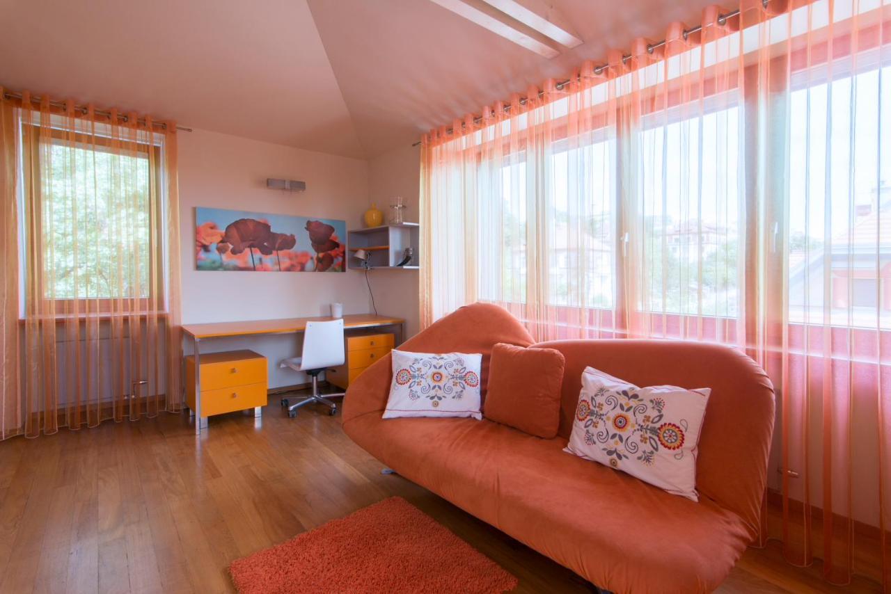 Huge Luxury Villa, 6 Beds And Baths, Terraces, Double Garage *