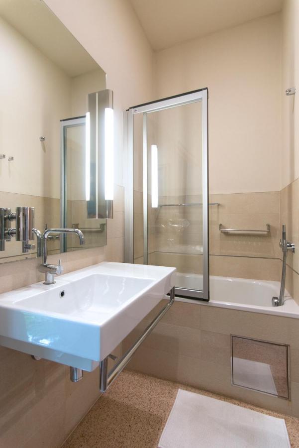 Villa Huge Luxury Villa, 6 Beds And Baths, Terraces, Double Garage Praga