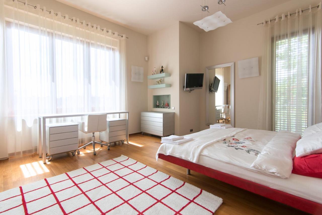 Huge Luxury Villa, 6 Beds And Baths, Terraces, Double Garage Praga