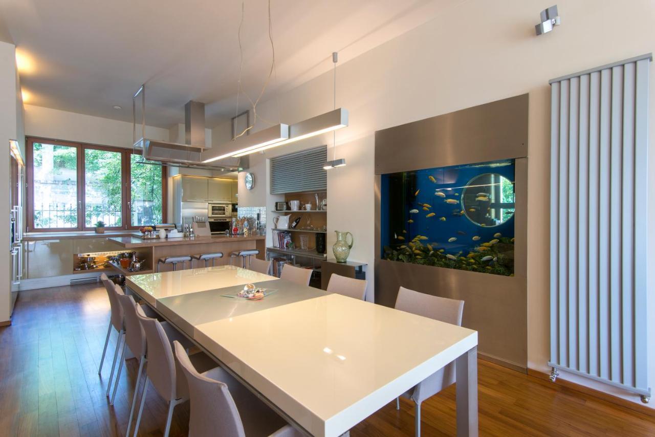 Huge Luxury Villa, 6 Beds And Baths, Terraces, Double Garage Villa Praga